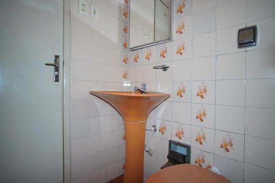 Banheiro Corredor de apartamento à venda com 2 quartos, 55m² em Navegantes, Porto Alegre
