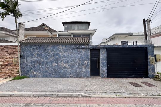 Fachada de casa de condomínio para alugar com 5 quartos, 400m² em Recreio dos Bandeirantes, Rio de Janeiro