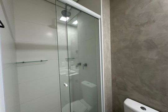 Banheiro da Suíte 2 de apartamento para alugar com 3 quartos, 110m² em Alphaville Empresarial, Barueri