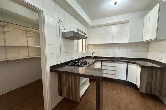 Cozinha de apartamento à venda com 3 quartos, 105m² em Jardim Tupanci, Barueri
