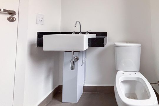 Banheiro de kitnet/studio à venda com 1 quarto, 34m² em Cerqueira César, São Paulo