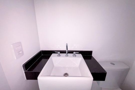 Banheiro de kitnet/studio à venda com 1 quarto, 26m² em Cerqueira César, São Paulo