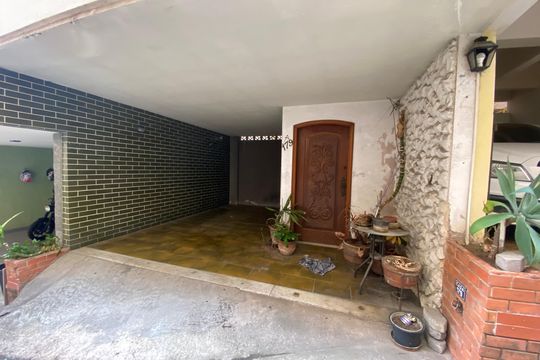 Frente da casa  de casa à venda com 2 quartos, 85m² em Todos Os Santos, Rio de Janeiro