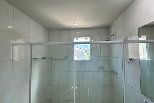 Banheiro da Suíte de casa de condomínio à venda com 3 quartos, 160m² em Vargem Grande, Rio de Janeiro