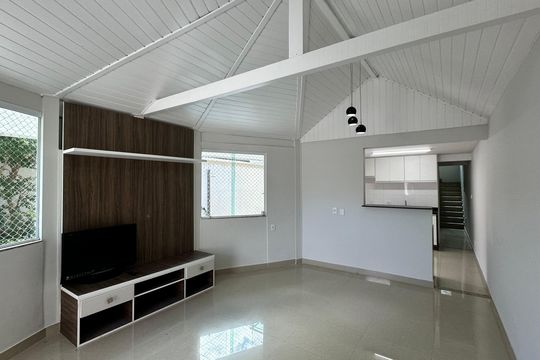 Sala de casa de condomínio à venda com 3 quartos, 160m² em Vargem Grande, Rio de Janeiro