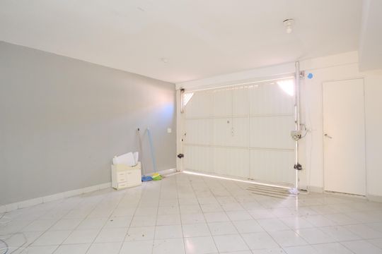 Garagem de casa à venda com 3 quartos, 216m² em Chácara Seis de Outubro, São Paulo