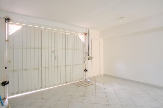 Garagem de casa à venda com 3 quartos, 216m² em Chácara Seis de Outubro, São Paulo
