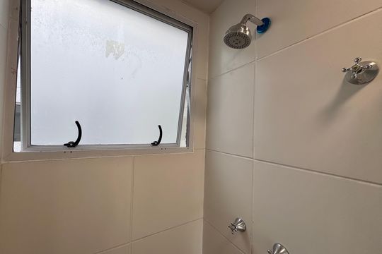 Banheiro Social de apartamento para alugar com 2 quartos, 43m² em Recreio dos Bandeirantes, Rio de Janeiro