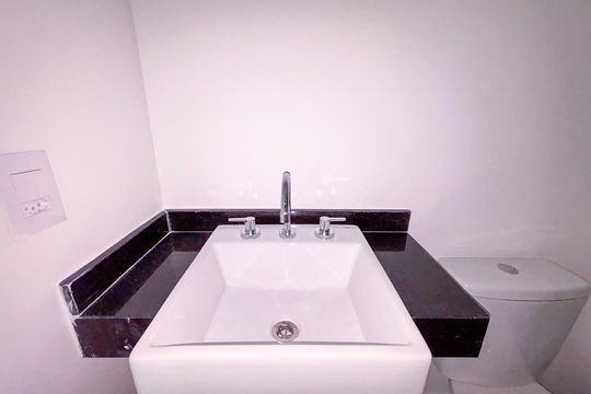 Banheiro de kitnet/studio à venda com 1 quarto, 17m² em Cerqueira César, São Paulo