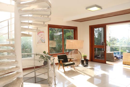 Sala de casa de condomínio para alugar com 4 quartos, 458m² em Jardim Indaia, Embu das Artes