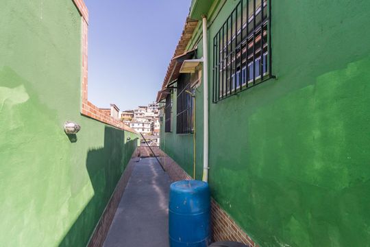 Acesso lateral de casa à venda com 3 quartos, 300m² em Brás de Pina, Rio de Janeiro