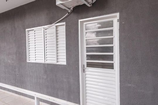 Entrada de kitnet/studio para alugar com 1 quarto, 20m² em Centro, Taubaté