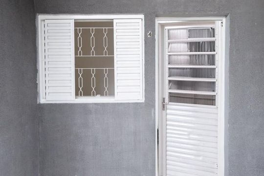 Porta de entrada de kitnet/studio para alugar com 1 quarto, 20m² em Centro, Taubaté