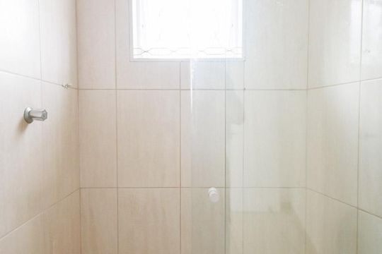 Banheiro de kitnet/studio para alugar com 1 quarto, 20m² em Centro, Taubaté