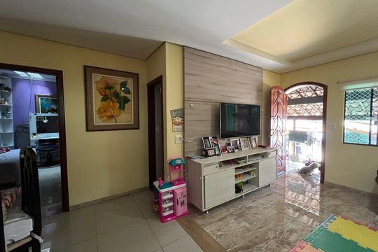 Sala de casa à venda com 4 quartos, 396m² em Esplanada, Belo Horizonte