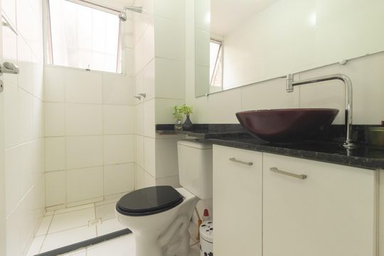 Banheiro de apartamento para alugar com 2 quartos, 45m² em Campo Grande, Rio de Janeiro