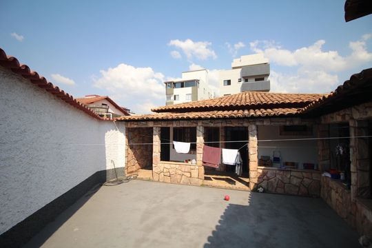 Quintal de casa à venda com 3 quartos, 420m² em Inconfidentes, Contagem