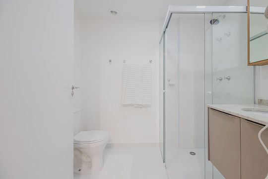 Banheiro de kitnet/studio à venda com 1 quarto, 24m² em Pinheiros, São Paulo