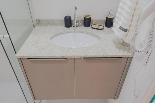 Banheiro de kitnet/studio à venda com 1 quarto, 24m² em Pinheiros, São Paulo