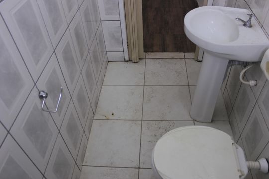 Banheiro social  de casa para alugar com 2 quartos, 144m² em Jardim Santa Clara, Guarulhos