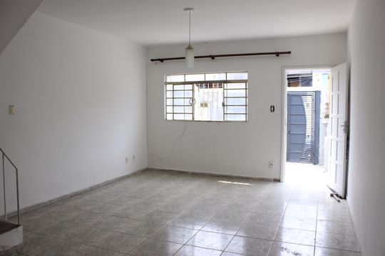 Sala  de casa para alugar com 2 quartos, 144m² em Jardim Santa Clara, Guarulhos