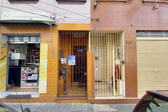 Fachada de casa à venda com 2 quartos, 80m² em Bom Retiro, São Paulo