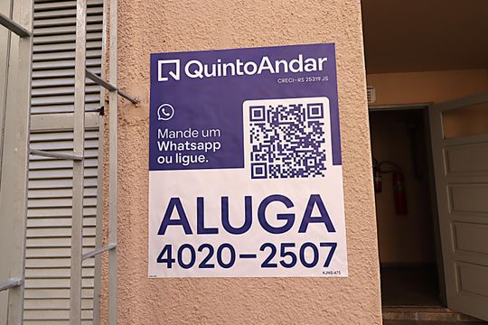 Plaquinha instalada de apartamento para alugar com 2 quartos, 60m² em Jardim Itu, Porto Alegre