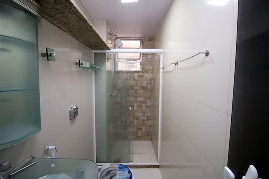 Banheiro de apartamento para alugar com 2 quartos, 52m² em Irajá, Rio de Janeiro