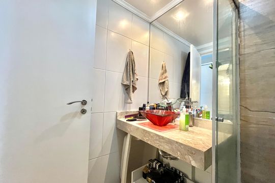 Banheiro de apartamento à venda com 2 quartos, 56m² em Jardim Prudência, São Paulo