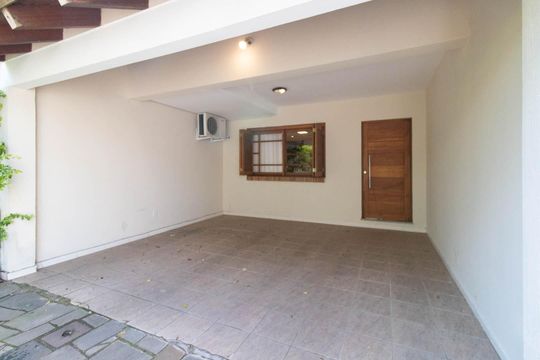 Garagem de casa à venda com 3 quartos, 230m² em Ipanema, Porto Alegre