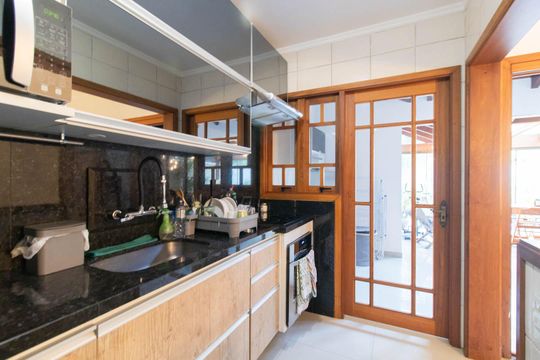 Cozinha e Área de Serviço de casa à venda com 3 quartos, 230m² em Ipanema, Porto Alegre