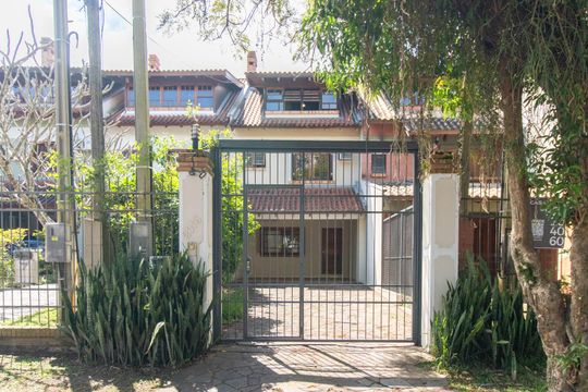 Fachada de casa à venda com 3 quartos, 230m² em Ipanema, Porto Alegre