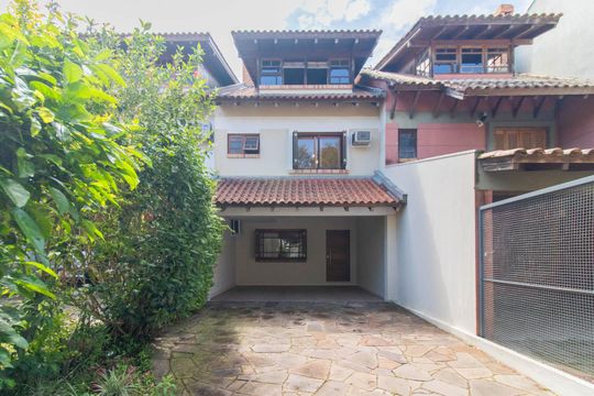 Fachada de casa à venda com 3 quartos, 230m² em Ipanema, Porto Alegre