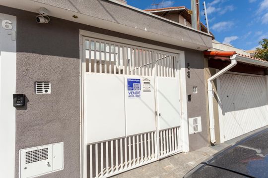 Fachada de casa à venda com 3 quartos, 120m² em Jardim Ernestina, São Paulo