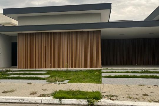 Fachada de casa de condomínio para alugar com 3 quartos, 297m² em Condomínio Chácara dos Eucaliptos, São José dos Campos