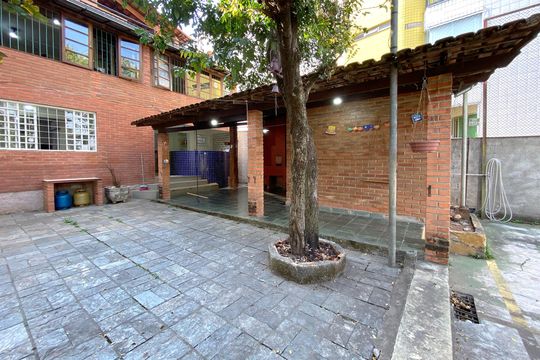 Quintal de casa à venda com 4 quartos, 537m² em Minas Brasil, Belo Horizonte