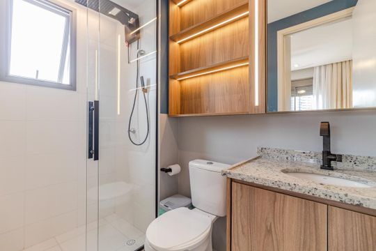 Banheiro de kitnet/studio para alugar com 1 quarto, 28m² em Pinheiros, São Paulo