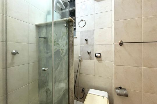 Banheiro social  de kitnet/studio para alugar com 1 quarto, 26m² em Copacabana, Rio de Janeiro