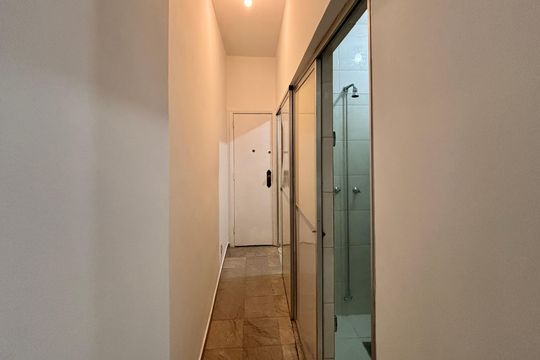 Cozinha - corredor de acesso - entrada de kitnet/studio para alugar com 1 quarto, 26m² em Copacabana, Rio de Janeiro