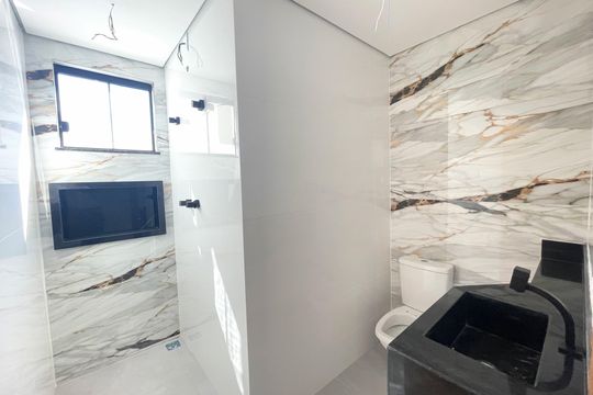 Banheiro da Suíte de casa à venda com 3 quartos, 130m² em Sinimbu, Belo Horizonte