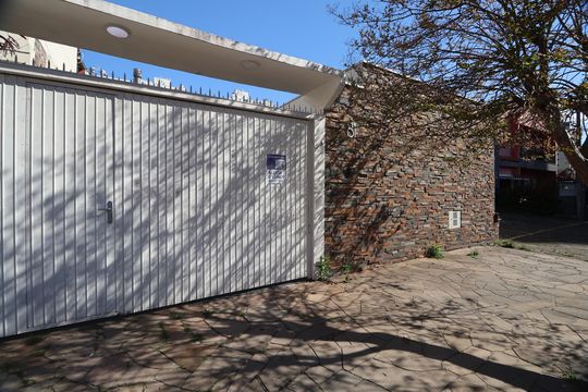 Fachada de casa à venda com 5 quartos, 355m² em Centro, Canoas
