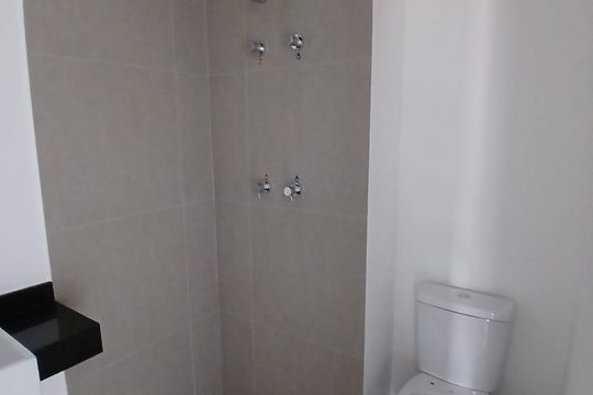 Banheiro de kitnet/studio à venda com 1 quarto, 21m² em Santo Amaro, São Paulo