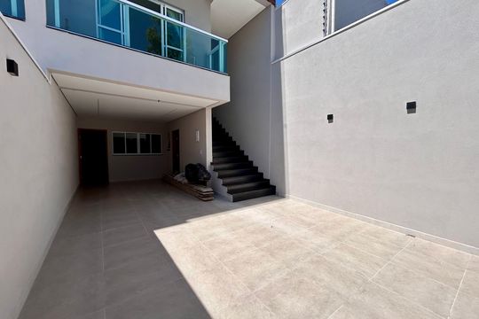 Garagem de casa à venda com 4 quartos, 135m² em Vila Augusta, Guarulhos