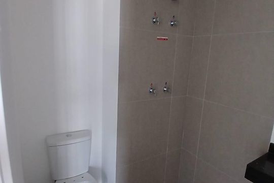 Banheiro de kitnet/studio à venda com 1 quarto, 20m² em Santo Amaro, São Paulo