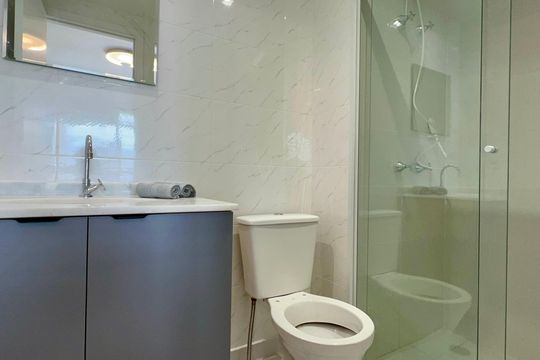 Banheiro Social de kitnet/studio à venda com 1 quarto, 25m² em Pinheiros, São Paulo