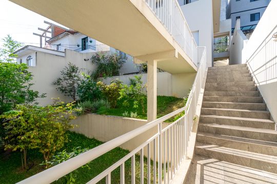 Escada  de casa para alugar com 1 quarto, 40m² em Jardim Oriental, São Paulo