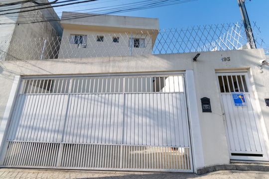 Fachada de casa para alugar com 1 quarto, 40m² em Jardim Oriental, São Paulo