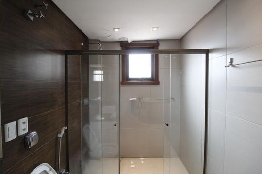 Banheiro da Suíte 1 de apartamento para alugar com 3 quartos, 400m² em Bela Vista, Porto Alegre