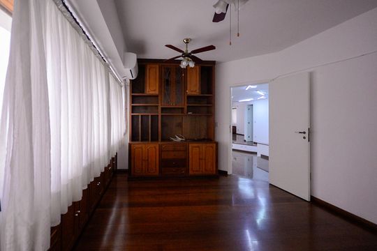 Corredor de apartamento para alugar com 3 quartos, 384m² em Aclimação, São Paulo