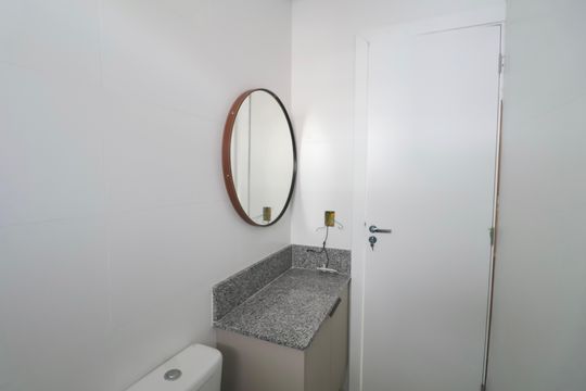Banheiro Social de apartamento para alugar com 2 quartos, 51m² em Enseada, Guarujá
